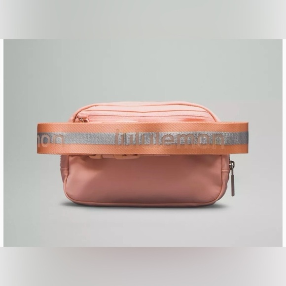 Lululemon Everywhere Belt Bag 1L Pink Mist White Opal Silver Logo NWT Crossbody - Picture 3 of 6